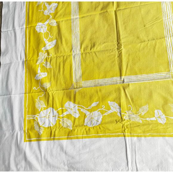 Vintage mid century cotton tablecloth faded yellow pattern on white rectangle - Picture 3 of 9